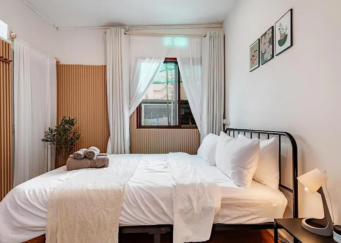 Private 6-bedroom House For 12 Guests Near Bts & Airport Rail Link * Bangkok