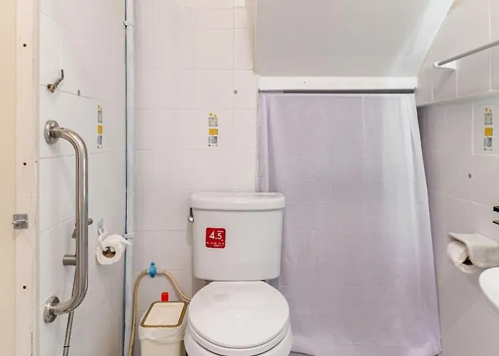Private 6-bedroom House For 12 Guests Near Bts & Airport Rail Link Bangkok