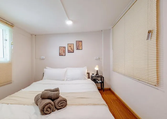 Private 6-bedroom House For 12 Guests Near Bts & Airport Rail Link Apartment