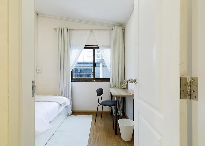 Apartment Private 6-bedroom House For 12 Guests Near Bts & Airport Rail Link *