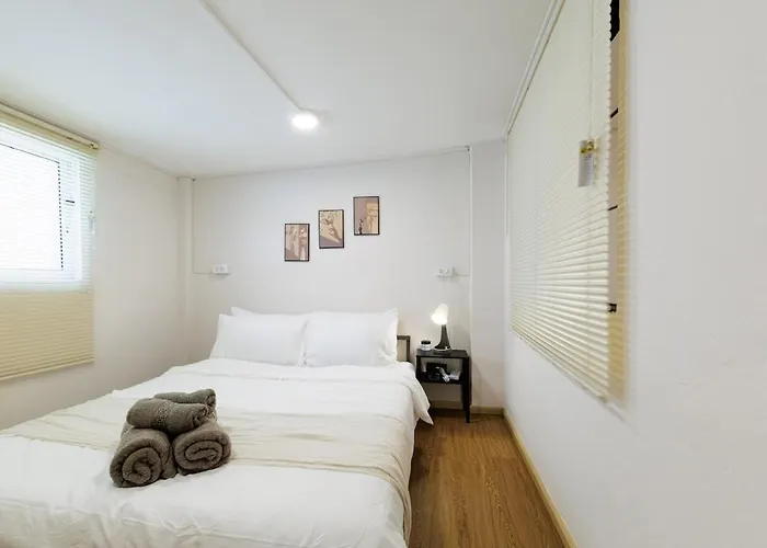Private 6-bedroom House For 12 Guests Near Bts & Airport Rail Link Apartment Bangkok