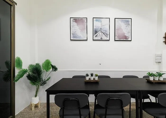 Private 6-bedroom House For 12 Guests Near Bts & Airport Rail Link Apartment