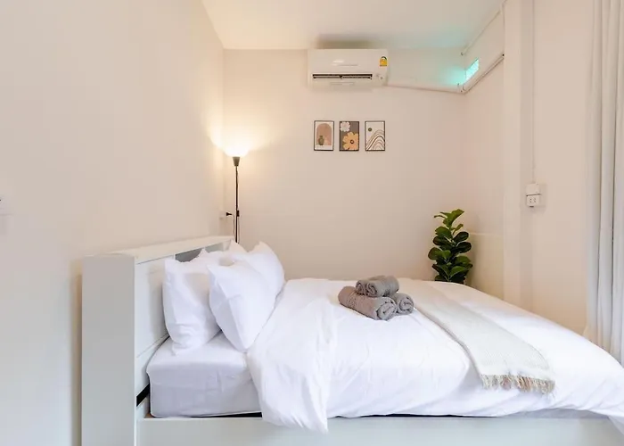Private 6-bedroom House For 12 Guests Near Bts & Airport Rail Link Apartment
