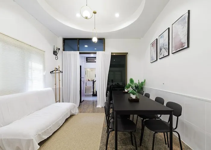 Private 6-bedroom House For 12 Guests Near Bts & Airport Rail Link
