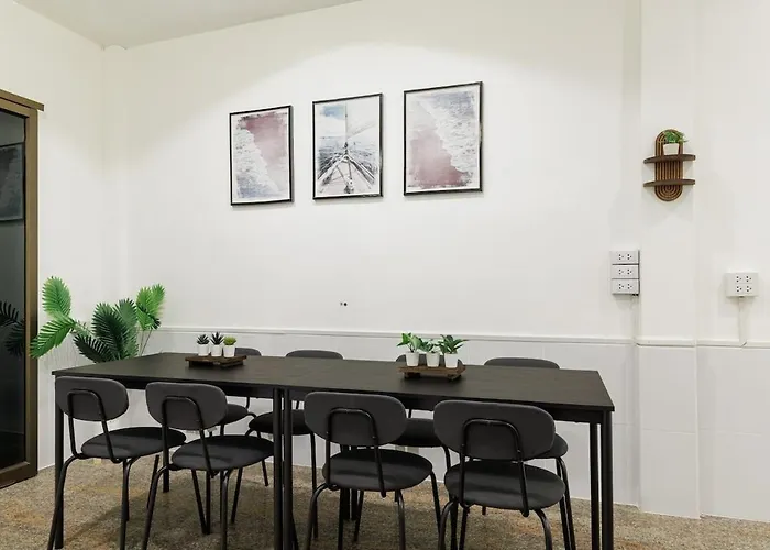 Private 6-bedroom House For 12 Guests Near Bts & Airport Rail Link Apartment