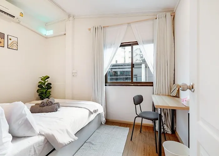 Private 6-bedroom House For 12 Guests Near Bts & Airport Rail Link Apartment