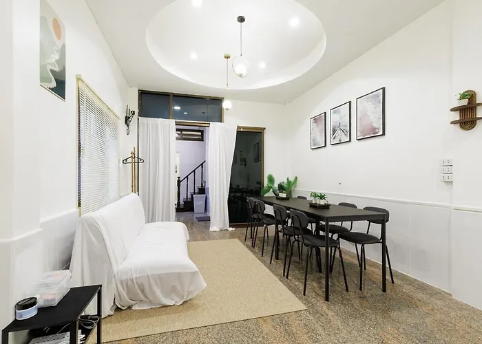 Private 6-bedroom House For 12 Guests Near Bts & Airport Rail Link *