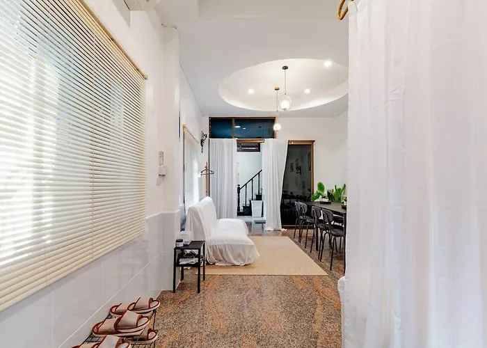 Private 6-bedroom House For 12 Guests Near Bts & Airport Rail Link