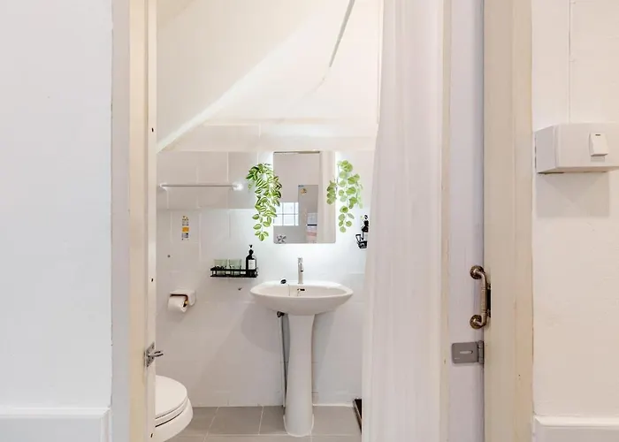 Private 6-bedroom House For 12 Guests Near Bts & Airport Rail Link Apartment