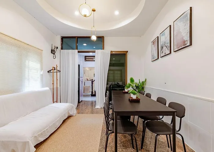 Apartment Private 6-bedroom House For 12 Guests Near Bts & Airport Rail Link Bangkok