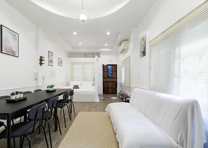 Private 6-bedroom House For 12 Guests Near Bts & Airport Rail Link Apartment